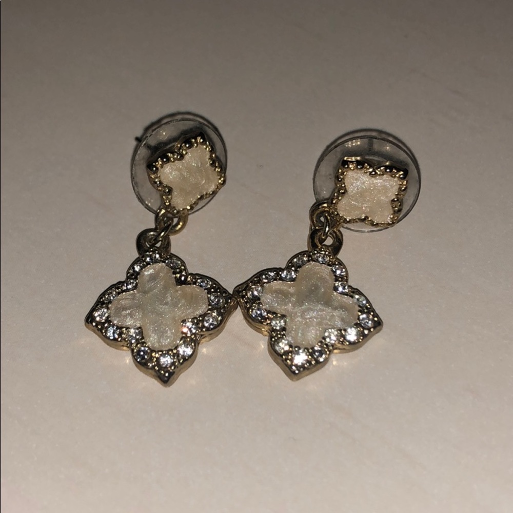 Beautiful cream/ivory & gold earrings